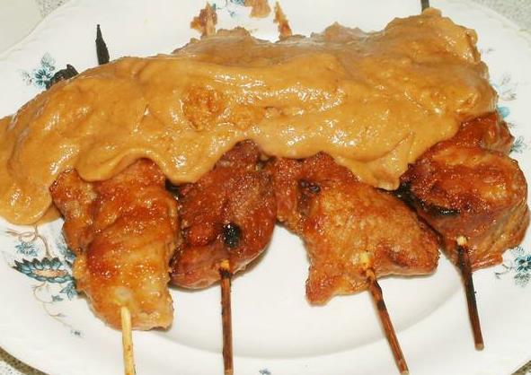 Varkenssaté met heerlijke pindasaus